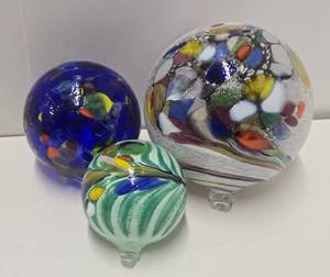 lot 70 image: 3 Handblown Art Glass Balls