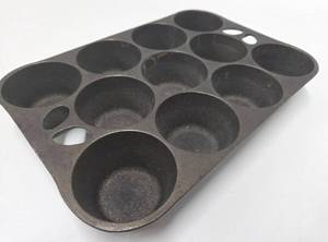 lot 115 image: Vintage GRISWOLD  WAGNER Cast Iron Muffin or Cornbread Pan