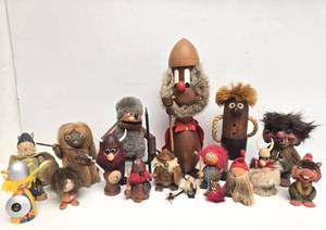 lot 110 image: Great Collection of Vintage Scandinavian Wooden Figures