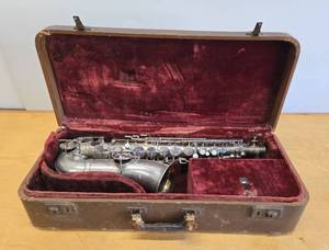 lot 137 image: Nice Vintage WOLVERINE Saxophone wHard Case
