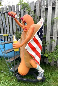 lot 5 image: HUGE & Awesome Patriotic Hot Dog Advertising Display Sign Statue