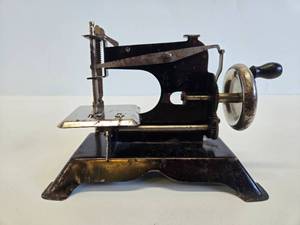 lot 338 image: Antique 1920s era Toy Sewing Machine