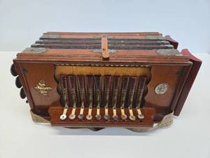 lot 358 image: Working Antique Universal Accordion