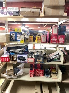 lot 373 image: Large Lot of Assorted Diecast Cars Trucks & other Vehicles