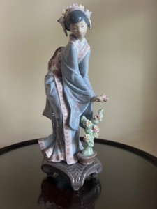 lot 6 image: Lladro Myumi Retired Porcelain Figurine