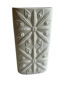 lot 11 image: Nanny Still Heinrich & Company Tall White Vase