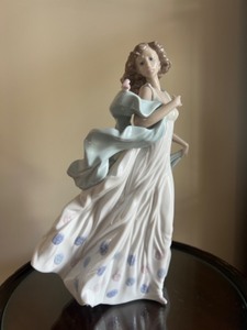 lot 26 image: Lladro Summer Serenade Porcelain Figurine