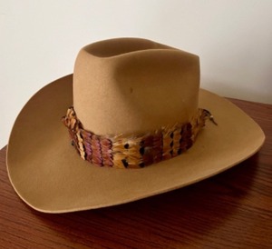 lot 39 image: Vintage Stetson 4X Beaver Cowboy Hat Size 7 38 with Feather Band