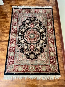 lot 55 image: Oriental Area Rug with Medallion Pattern and Fringe