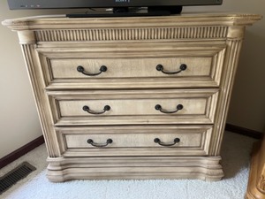 lot 67 image: Fairmont Designs 3-Drawer Vintage-Style Bedroom Dresser