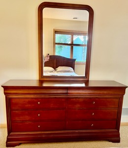lot 28 image: Impressions by Thomasville Dresser with Mirror, 8 Drawers, Cherry Finish