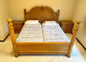 lot 34 image: Thomasville King Poster Wooden King Size Bed Frame with Two Matching Nightstands