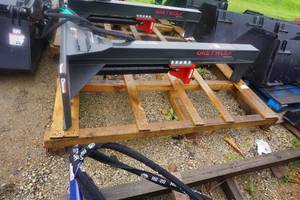lot 21 image: Grey Wolf Brand Universal Mount Bobcat Skid Loader Skid Steer Log Splitter Attachment