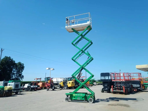lot 14 image: 2015 JLG Model 2646 ES Electric Scissors Lift