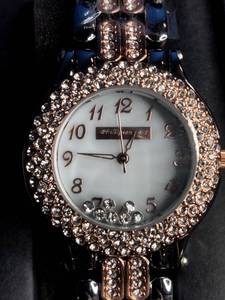 lot 26 image: Womens Adults White Dial Watch
