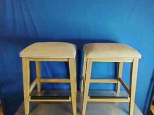 lot 64 image: 2 Bar Stools