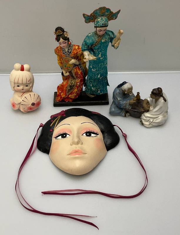 lot 5 image: (RELISTED DO TO NO SHOW) Misc. Vintage Oriental Collectibles