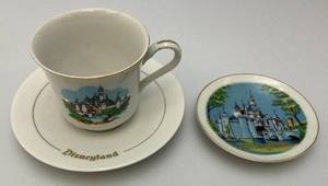 lot 84 image: Vintage Disneyland White Glazed Gold Rimmed Cup Mug And 4 Disneyland Plate With Original Disneyland Price Tag