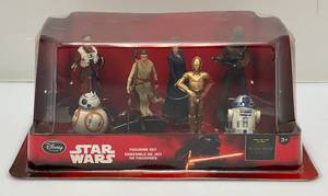 lot 17 image: Disney STAR WARS The Force Awakens Figurine Set (NIB)