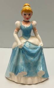 lot 43 image: Hard To Find Vintage Cinderella Figurine Made In Japan