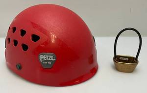lot 50 image: Petzl Ecrin-Roc Type 2 Class C Climbers Helmet Adjustable And Black Diamond ATC Sport Belay Device