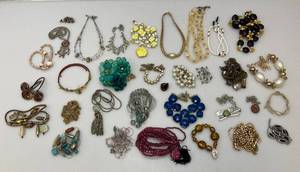 lot 231 image: Misc. Costume Jewelry Necklaces
