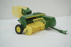 lot 3 image: Ertl John Deere Square Baler