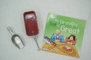 lot 6 image: Mini Radio Flyer Wagon & Ice Scoop