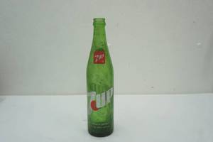 lot 7 image: Vintage 7 Up Bottle. 16oz