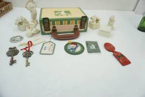 lot 8 image: Department 56 Snowbabies 2001 Membership Kit Suitcase & Figurines