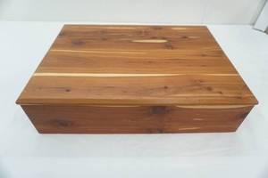 lot 19 image: Cedar Box 22x 16x 5.5