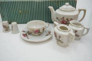 lot 22 image: Tea Set