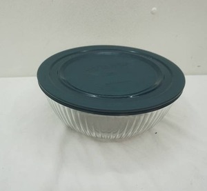 lot 38 image: 4.5 qt Pyrex Bowl with Lid