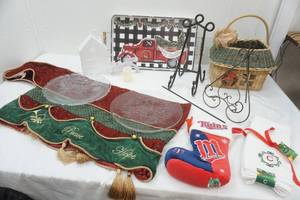 lot 48 image: Christmas Decor Lot