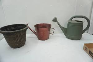 lot 77 image: Outdoor Flower Pots & Watering Can