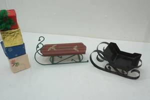 lot 132 image: Decorative Sleighs and presents