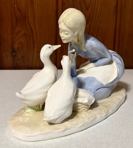 lot 42 image: Byron Molds Girl Feeding the Ducks  Vintage Hand-Painted