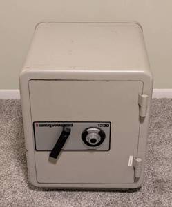 lot 18 image: Sentry Valueguard 1330 Safe