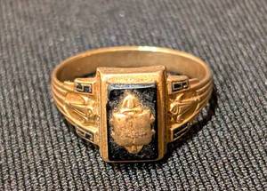lot 26 image: Vintage 10k Gold Jostens Class Ring