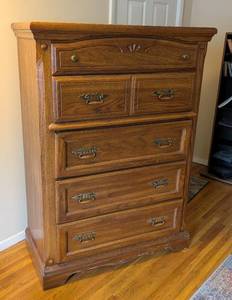 lot 7 image: Tall Oak 5 Drawer Dresser