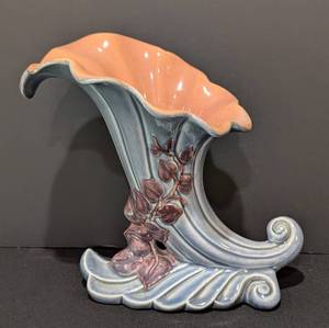 lot 29 image: Red Wing Pottery Cornucopia Vase