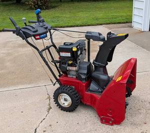 lot 2 image: Toro Power Max 826 OE Snowblower