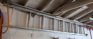 lot 93 image: Aluminum Extension Ladder