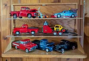 lot 185 image: Vintage Model Pickup Trucks Including Danbury Mint