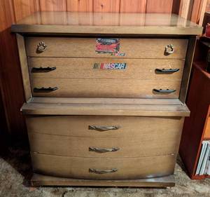 lot 200 image: Vintage Bassett Dresser