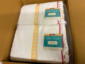 lot 41 image: 4 The Pioneer Women Bath Towels