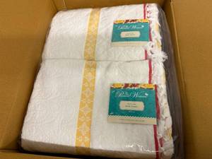 lot 42 image: 4 The Pioneer Women Bath Towels