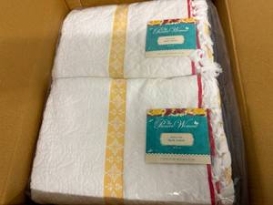 lot 43 image: 4 The Pioneer Women Bath Towels