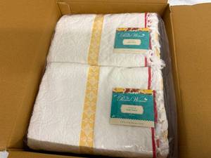 lot 44 image: 4 The Pioneer Women Bath Towels