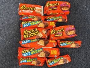 lot 189 image: 12 Reeses Variety Bars